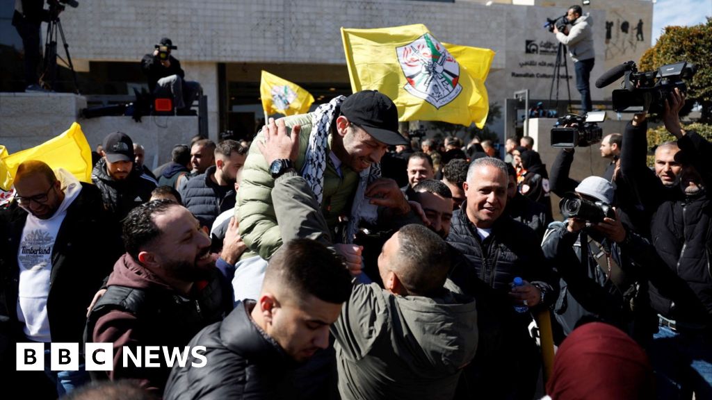 Crowds gather to welcome freed Palestinians prisoners