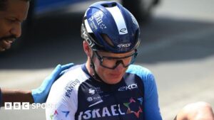 Chris Froome suffers broken collarbone in crash at UAE Tour