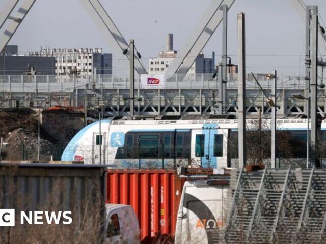 Paris train services resume slowly after WW2 bomb defused