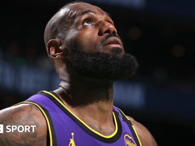 NBA: LeBron James injured during LA Lakers defeat while Stephen Curry passes 25,000th career points in Golden State Warriors win